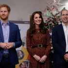 El príncipe Enrique junto a su hermano Guillermo y Kate Middleton en el cumpleaños de la duquesa de Cambridge.
