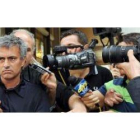 Mourinho, con su gesto característico, como una gran estrella, rodeado de aficionados y periodistas.
