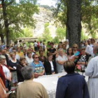 Los vecinos asistieron a mediodía a la celebración de una misa campestre en el paraje.