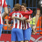 FernandoTorres, autor de dos goles, celebra uno de sus tantos con Griezmann. ALVARADO