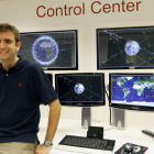 Guillermo Ramos en la sede de GMV y una recreación del satélite Paz.