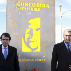 Posada y Mañueco, ayer, ante el monumento de Suárez en Salamanca.