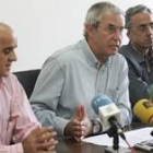 El presidente de la Xunta de Galicia, Emilio Pérez Touriño (c) durante la rueda de prensa de ayer