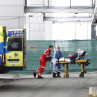 Un trabajador de la Sanidad conduce a un enfermo al área de Urgencias del Hospital de León. MARCIANO PÉREZ