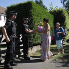 Un grupo de personas llevan flores a la casa de la familia británica asesinada en Francia.