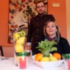 Luis Antonio Llanos y Araceli Torío en el comedor de su restaurante, Casa de la Morena, en Lorenzana.