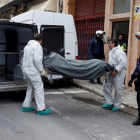 Traslado del cadáver del joven apuñalado por su hermano.