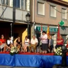Mercedes Fernández fue arropada por el alcalde y las reinas de honor