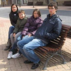 Sonia Caamaño posa con sus tres hijos en La Robla.