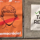 Pegada de carteles en Barcelona a favor del referéndum.