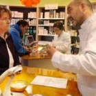 El farmacéutico de Barcelona Bertoli Gaspar explica a los clientes la medida de la Generalitat
