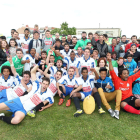Los jugadores del equipo lacianiego celebran con su afición el título y ascenso logrado