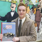 Un actor disfrazado de Tintín, posa con la edición en color de 'Tintín en el país de los soviets', en Bruselas, el lunes.