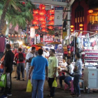 Entrada al mercadillo gigante, 'top manta' total, de Kuala Lumpur, capital de Malasia.