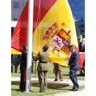 Izado de la nueva bandera de España, durante el acto de homenaje que ha tenido lugar este mediodía.