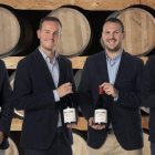 Los hermanos Víctor, Javier, Carlos y Nacho Robla Varela se reparten en la bodega y fuera de ella las tareas bajo la dirección de su padre. L. DE LA MATA