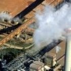 Columna de humo de una fábrica en plena producción