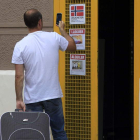 Un turista se interesa por un apartamento turístico en Barcelona. MARTA PÉREZ