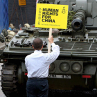 Shao Jiang, superviviente de los enfrentamientos de la plaza de Tiananmen de Pekín, se coloca delante de un tanque en Londres, el 3 de junio de 2008. Jiang ha recreado la famosa imagen del ‘hombre del tanque’.