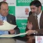 José González y Ángel Penas durante la firma del convenio