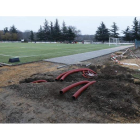 Las obras de los campos de fútbol de césped artificial de La Granja se encuentran como muestra la imagen tomada ayer por la tarde. MARCIANO PÉREZ