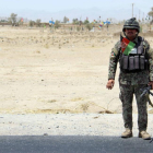 Un soldado monta guardia en un punto de control en el distrito de Maiwind en Kandahar.