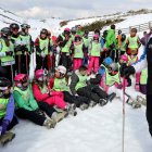 El presidente de la Diputación compartió ayer una jornada de esquí junto a parte de los niños que participan en la campaña de nieve en Leitariegos