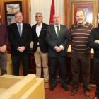 Reunión del alcalde, Antonio Silván, con los miembros de las dos cofradías.