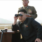 El líder norcoreano, Kim Jong-un, en una base aérea.