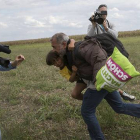 Momento en el que Petra Laszlo le hizo la zancadilla a Osama Abdul Mohsen, que corría con su hijo pequeño a cuestas, cerca de la frontera húngara.