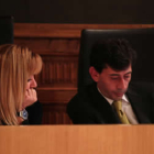Isabel Carrasco conversa con Jaime González en el pleno.