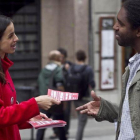 Acción de la ETT Adecco en la calle en Barcelona para ofrecer orientación a parados.