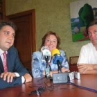 Carlos López Riesco, Ana Luisa Durán y Pedro Múñoz en la reunión que mantuvieron ayer en Villablino