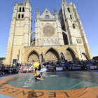 La plaza de la Catedral acogió un corro espectacular con un extraordinario número de aficionados que siguieron los combates.