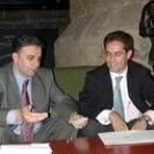Joaquín Otero y José María López Benito en una imagen de archivo firmando un pacto para La Bañeza