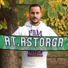 Kike Reguero posa con la bufanda del Astorga. ATLÉTICO ASTORGA