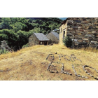 A la entrada del pueblo de Carracedo de Compludo se puede leer con piedras "A por ello", en alusión a la unidad de un ueblo. M. F.