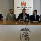 Los responsables del Ayuntamiento, la EOI y Orange. DL