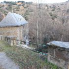 El edificio de la vieja hidroeléctrica parada de la Fuente del Azufre