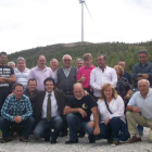 Los alcaldes y presidentes de las juntas vecinales y los responsables de la empresa, tras la reunión.