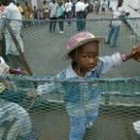 Varios niños juegan en las calles de Monrovia, donde ayer se firmó el acuerdo de pacificación