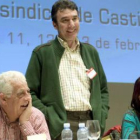 Ángel Hernández sonríe tras ser reelegido como secretario general