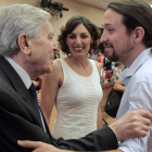 Carlos Jiménez Villarejo conversa con Pablo Iglesias, en una imagen de archivo. ÁNGEL DÍAZ
