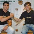 Valdés, a la izquierda, y Cesc Fábregas se estrecharon la mano ayer