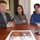 Peyuca, Gallego y Savaria, ayer durante su rueda de prensa en Santa María del Páramo. MEDINA