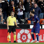 Messi protesta al juez de línea tras el gol que debió subir al marcador en la primera parte. MANUEL BRUQUE