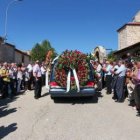 El público aplaude el féretro de Emilio Sierra al abandonar la iglesia de Llanos de Alba.