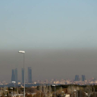 La capa de contaminación ayer en el cielo de Madrid. JUAN CARLOS HIDALGO