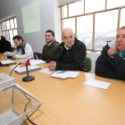 La mesa presidencial ante la urna de la votación, de la que salió reelegido Vicente Barrio