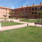 El alcalde de Villamañán en los jardines de la residencia de ancianos con el edificio al fondo.